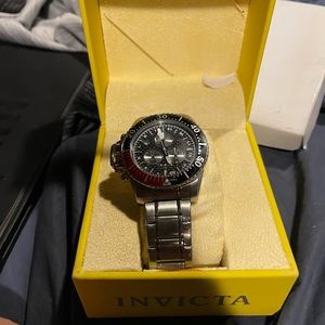 Pro diver invicta watch never worn. But needs battery